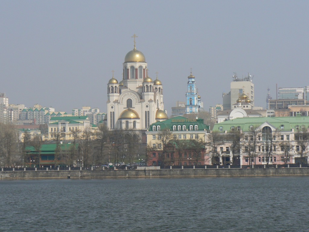 ekaterinburg Church of the Blood across City Pond